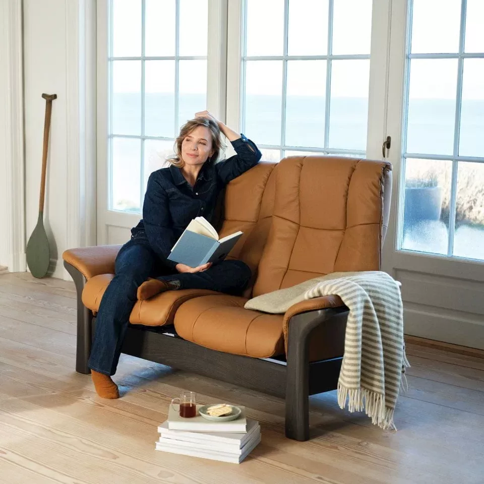 Stressless® sofas adjust to your body as soon as you take a seat. Whether you are sitting up or lying down, our built-in Plus™- and Glide™-systems support both your head and your lower back. They are available in a three seat, two seat and one seat setup, and can also be combined with the Medium Corner or Sector for Home Cinema setups.
