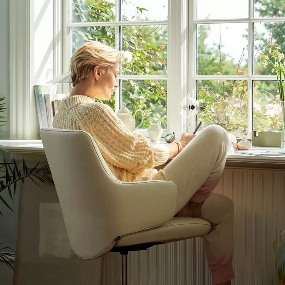 A flexible solution for the smaller home office, a Stressless® Home Office recliner with an adjustable headrest fits in just as well in the living room or kitchen as in the study. When the work day is done, it is still the most popular seat in the room! The recliner is designed to adapt to your every move, and allows for long hours of sitting while keeping you active.

 
