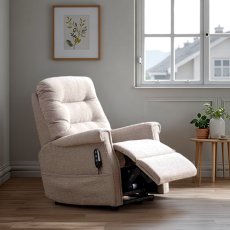 Celebrity Sandhurst Grande Recliner in Performance Plus