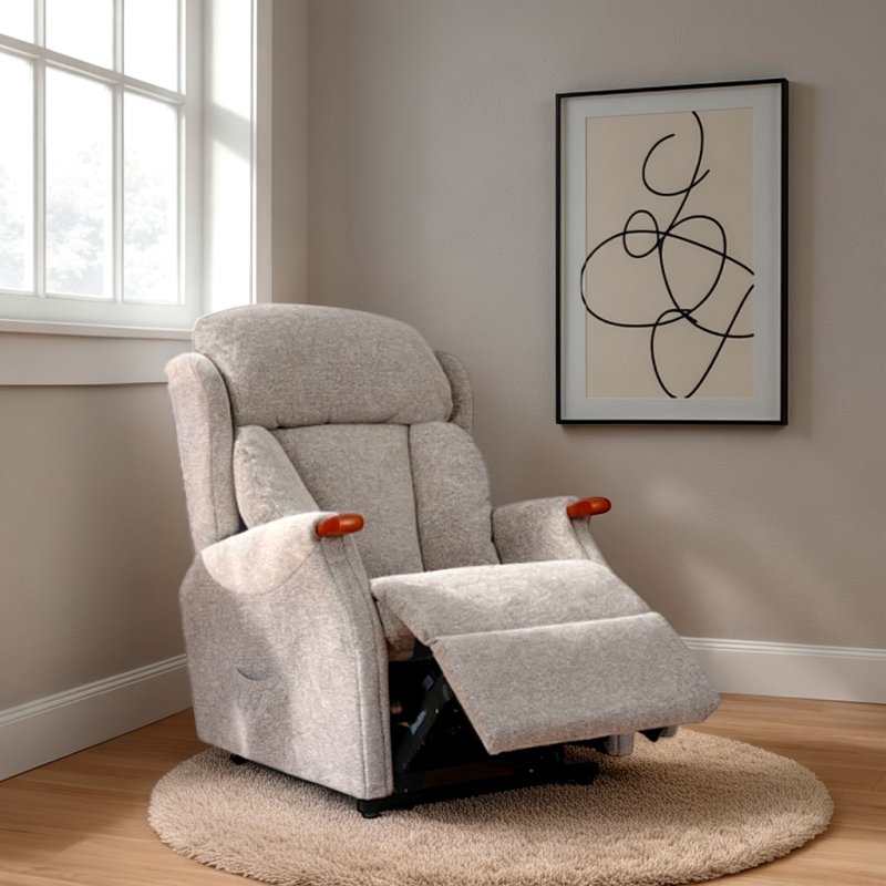 Celebrity Celebrity Canterbury Petite Recliner in Aquaclean