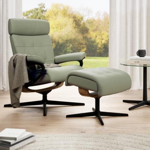 Say hello to serious comfort with the Stressless® Erik recliner! With its sleek, modern design and u...